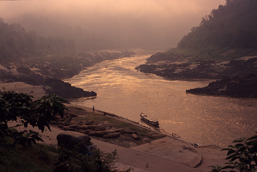 laos024 - Mekong River at Pak beng.jpg